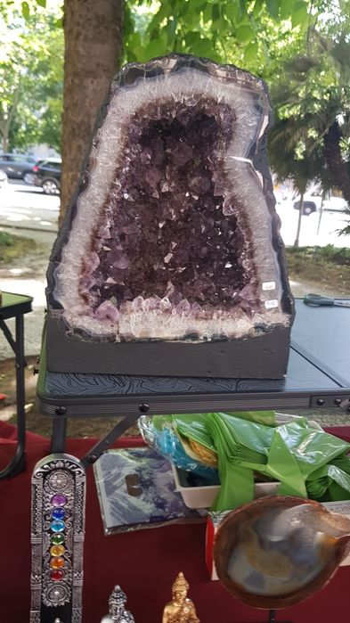 Capela em ametista nova com com 30 cm altura , perfeita , pesa 14 kg