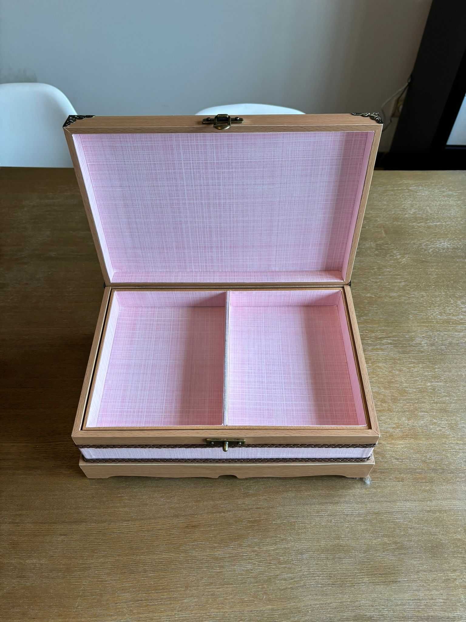 Caixa em madeira com detalhes cor de rosa com compartimentos