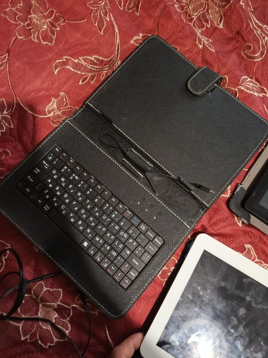 Продам два планшети робочі у чорного не тримає батарея у білому тримає