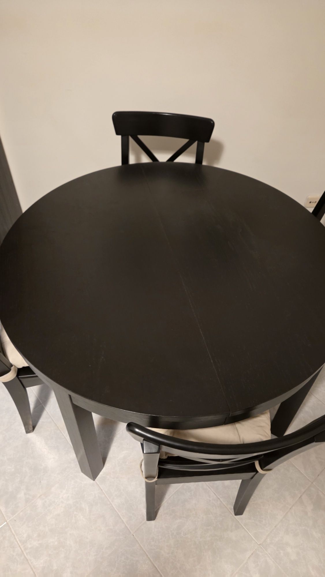 Mesa de sala com quatro cadeiras