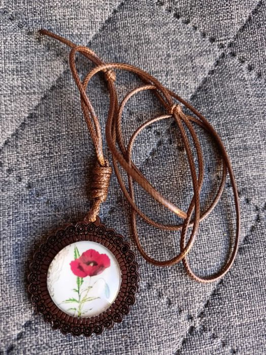 Naszyjnik zaciągany drewniany z grafiką z makiem