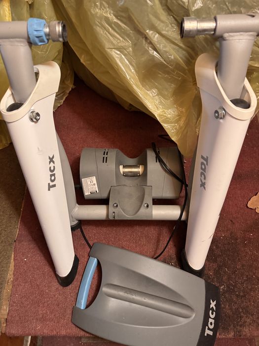 Tacx Smart Trenażer rowerowy z Bluetooth + podstawka pod koło