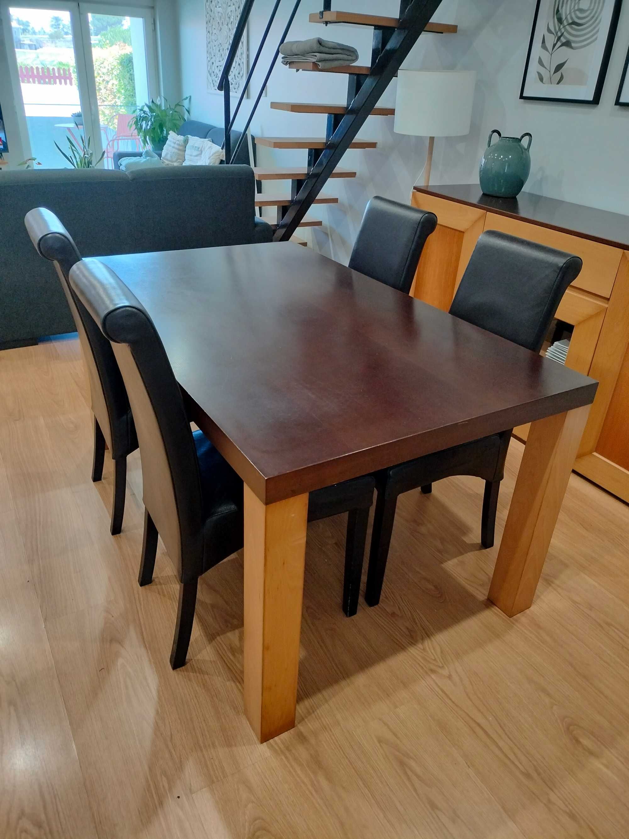 Conjunto mesa de jantar e 4 cadeiras