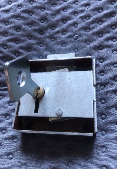 Zamek z kluczykiem skrzynka