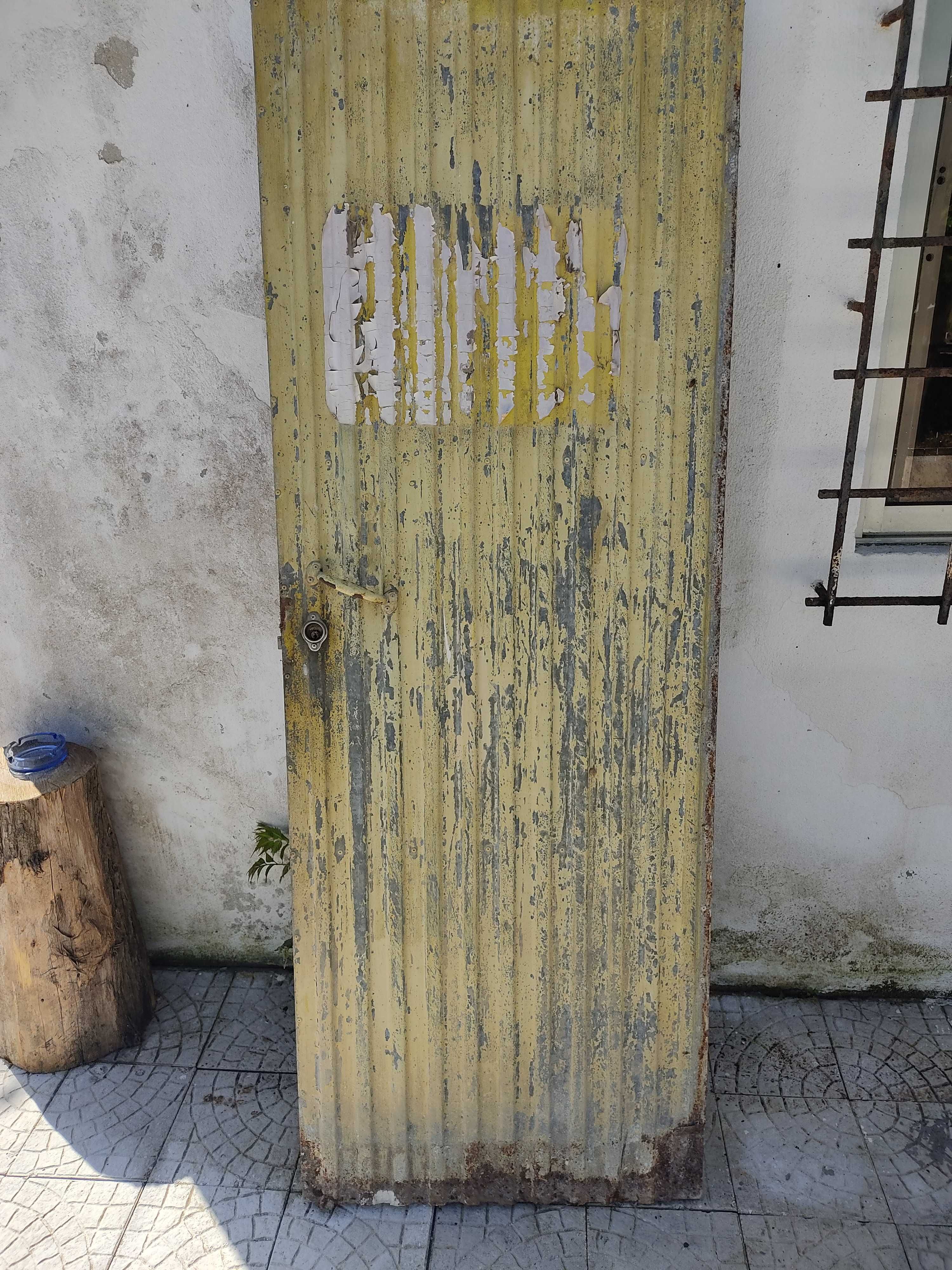 Porta de ferro usada. Tem fechadura e chave