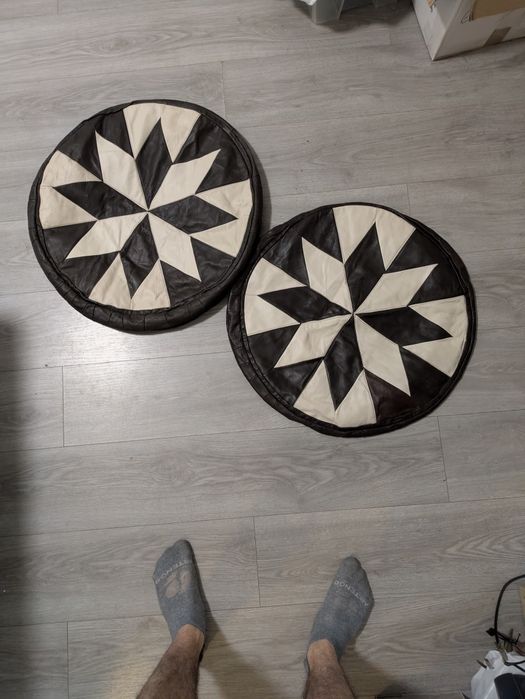 Conjunto de dois puffs redondos feitos em Couro