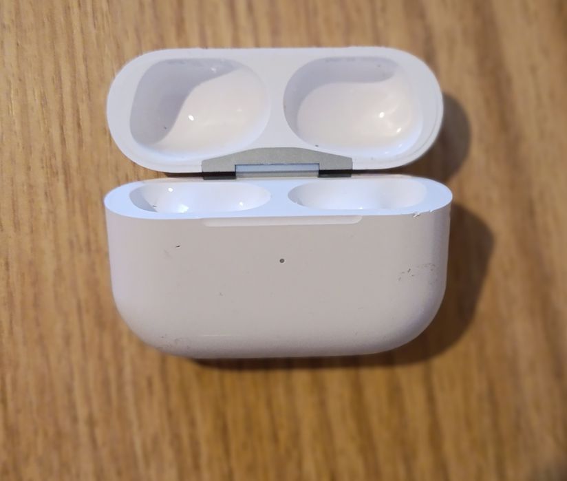Зарядный чехол для AirPods Pro 2