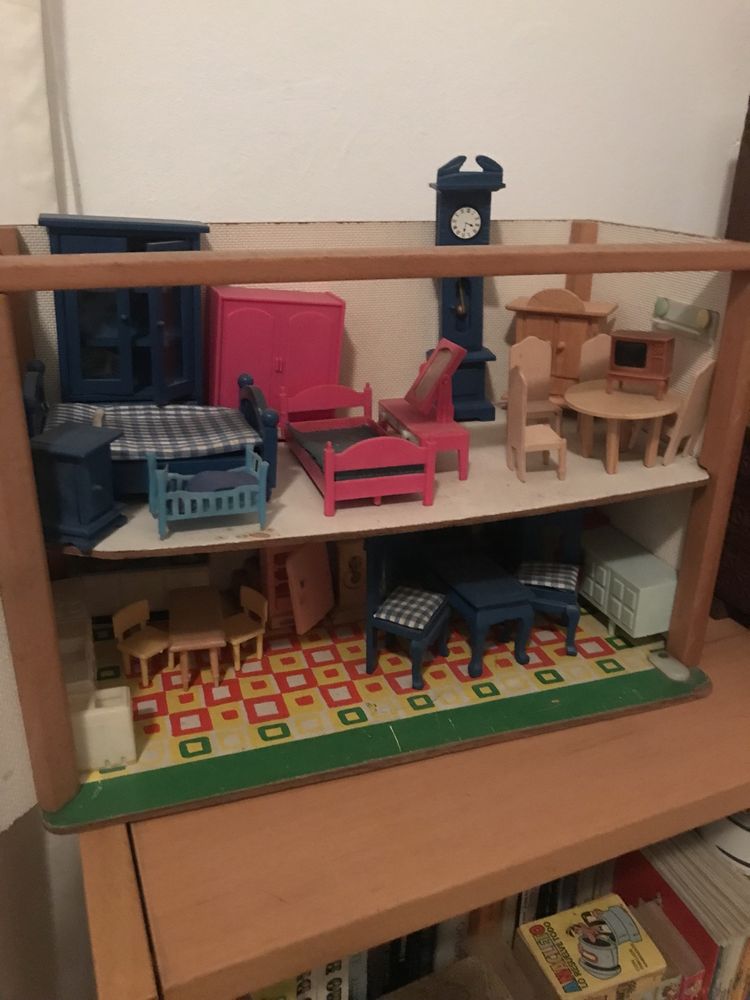 Casa de bonecas, caixa e carteiras
