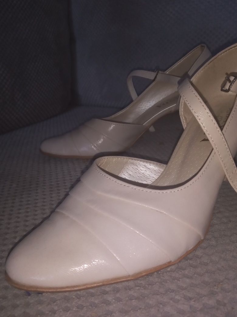 Buty szpilki ecru rozmiar 36