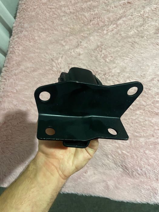 Подушка двигуна ліва Тойота авенсіс