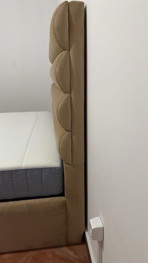 Cama com estrado elevatório.