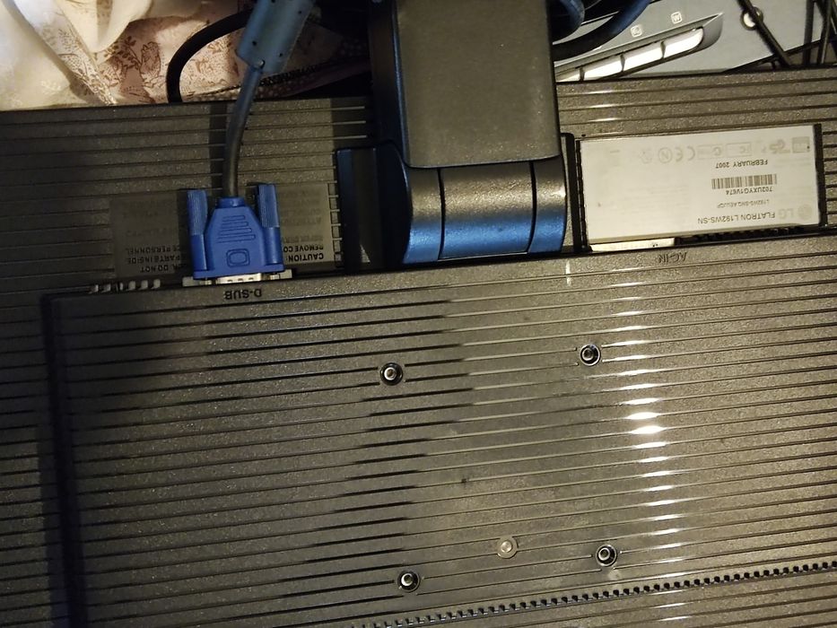 Monitor LG + teclado e rato (VGA e PS/2) – 20€