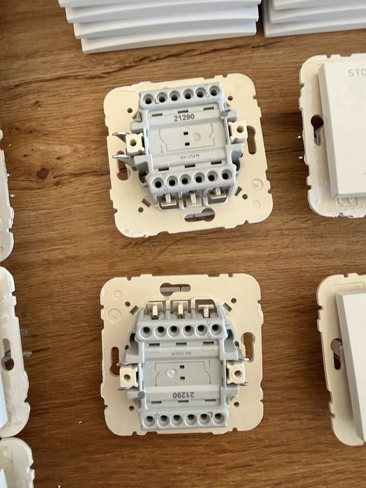 Conjunto de Switches, tomadas e Espelhos Efapel