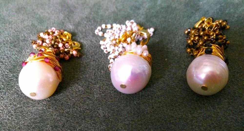 Pendente Aço Dourado c/ Perola e Contas Brancas NOVO - c/ Oferta Colar