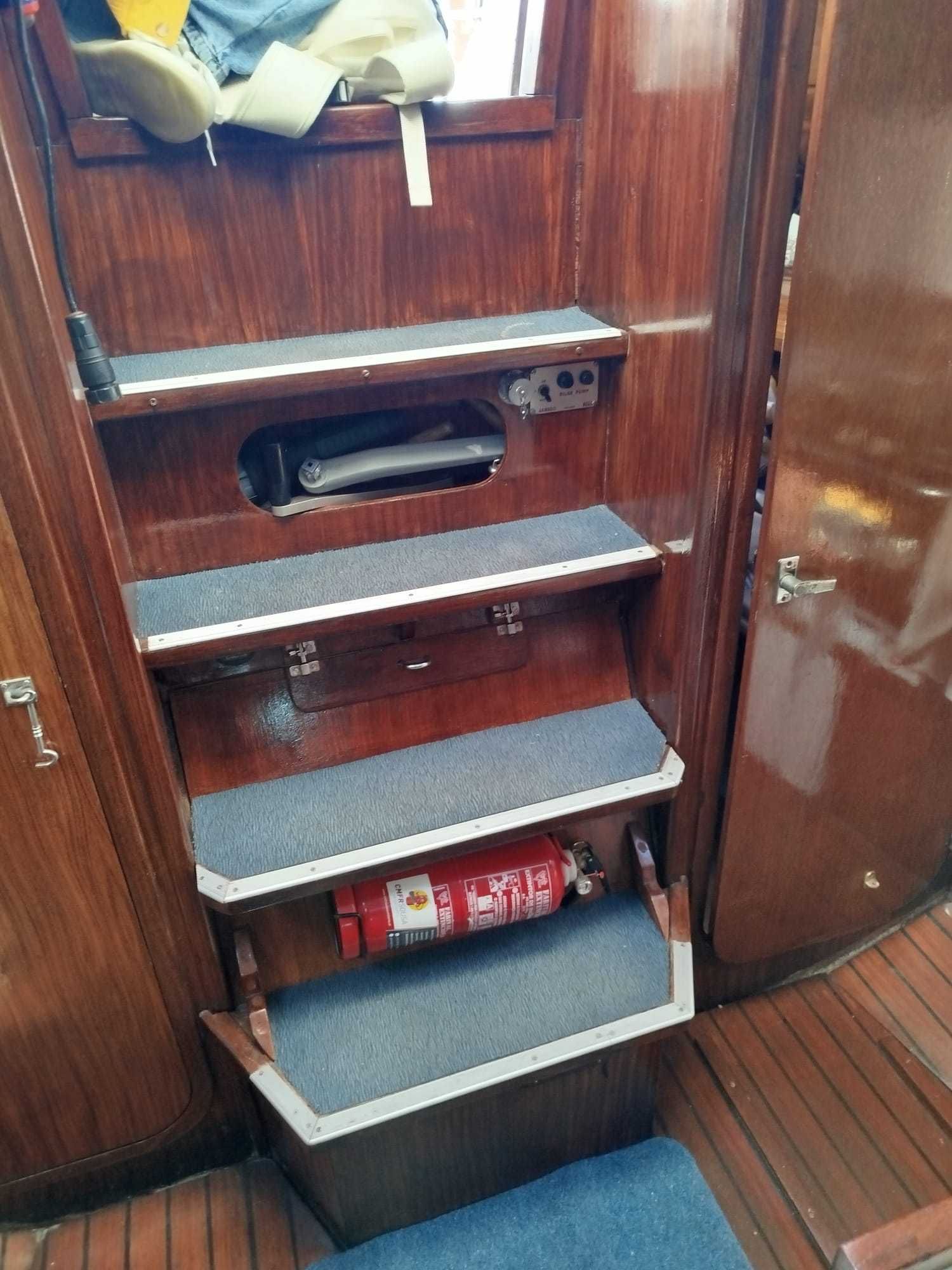 Veleiro Elan 31 – Interior renovado, roda de leme, pronto a navegar