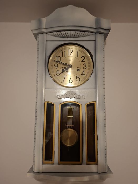 Drewniany zegar z wahadlem