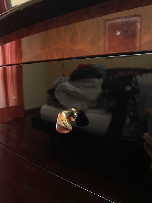 Comoda com espelho em madeira escura