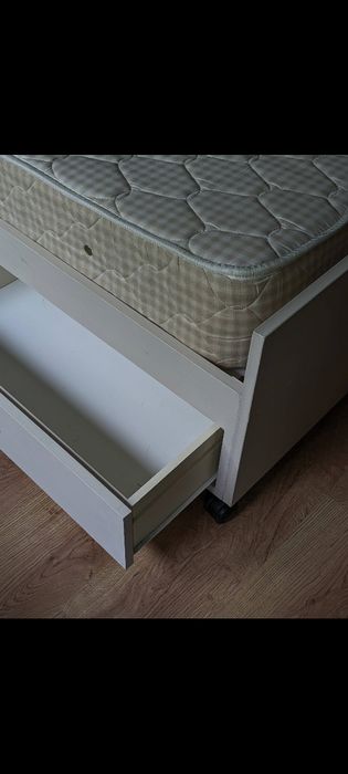 Cama solteiro com arrumação, estrado e colchão