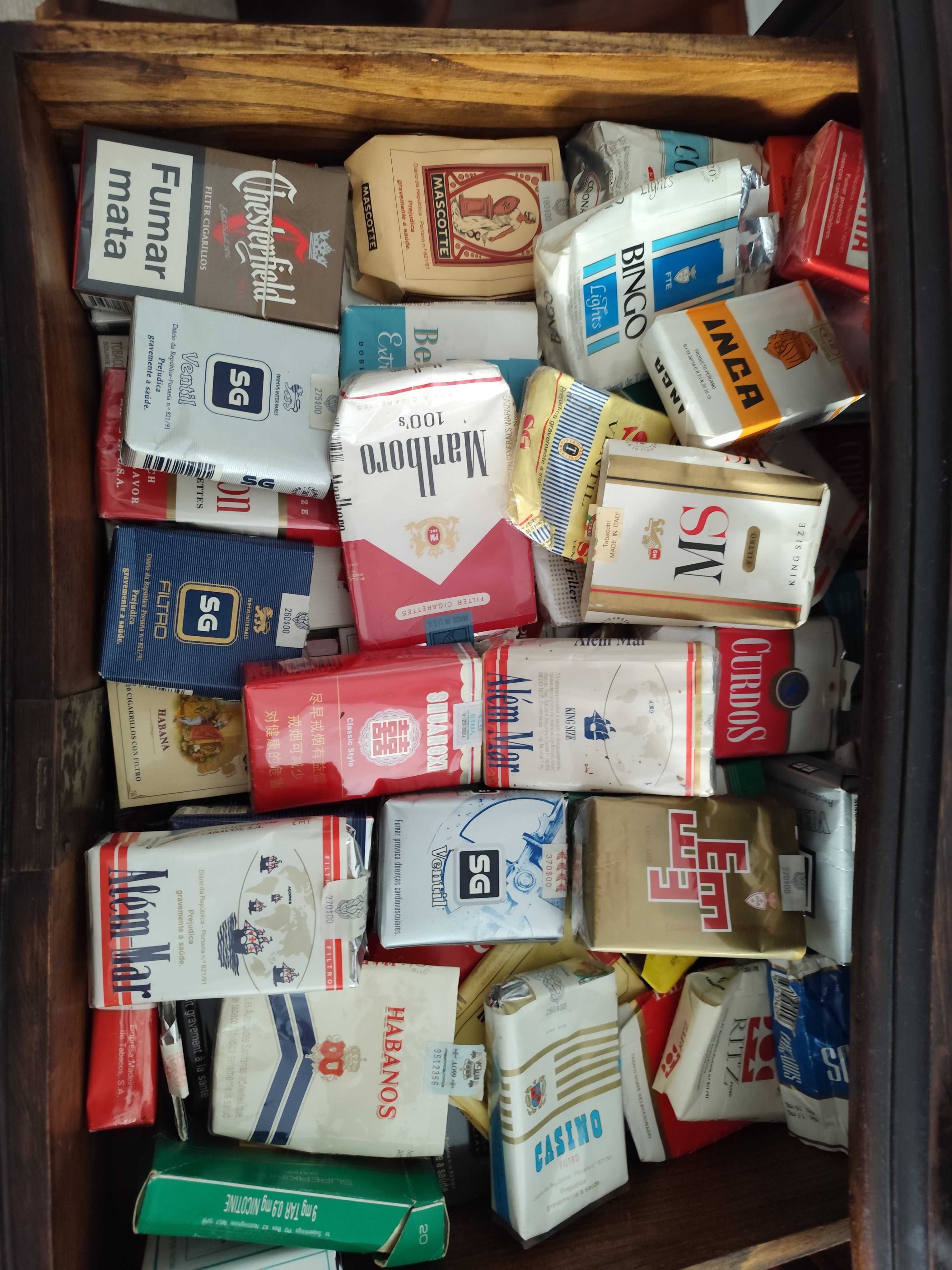 Coleção de maços de tabaco de diversos paises e edições especiais