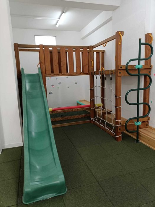 Parque infantil em madeira, com escorrega