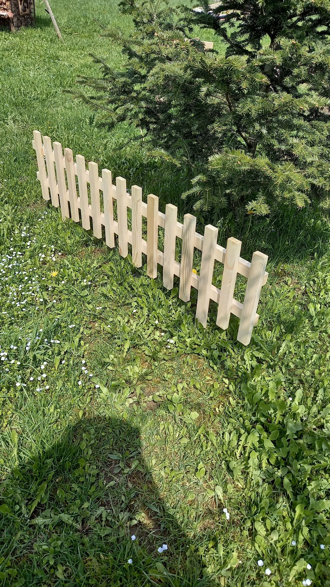 Дерев'яний забор. Дерев'яний штакетник. Декоративний забор