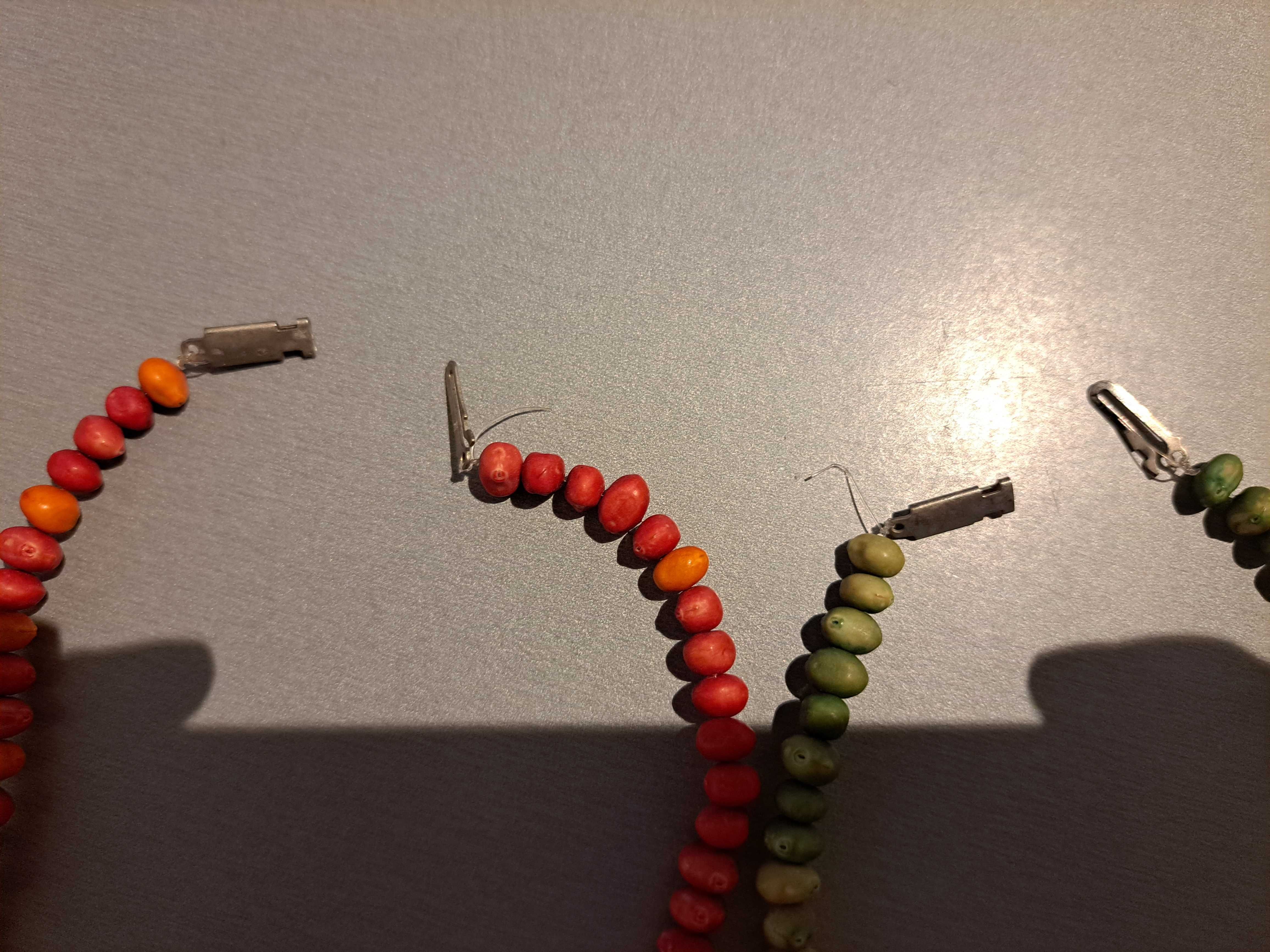 Dwa kolorowe wisiorki