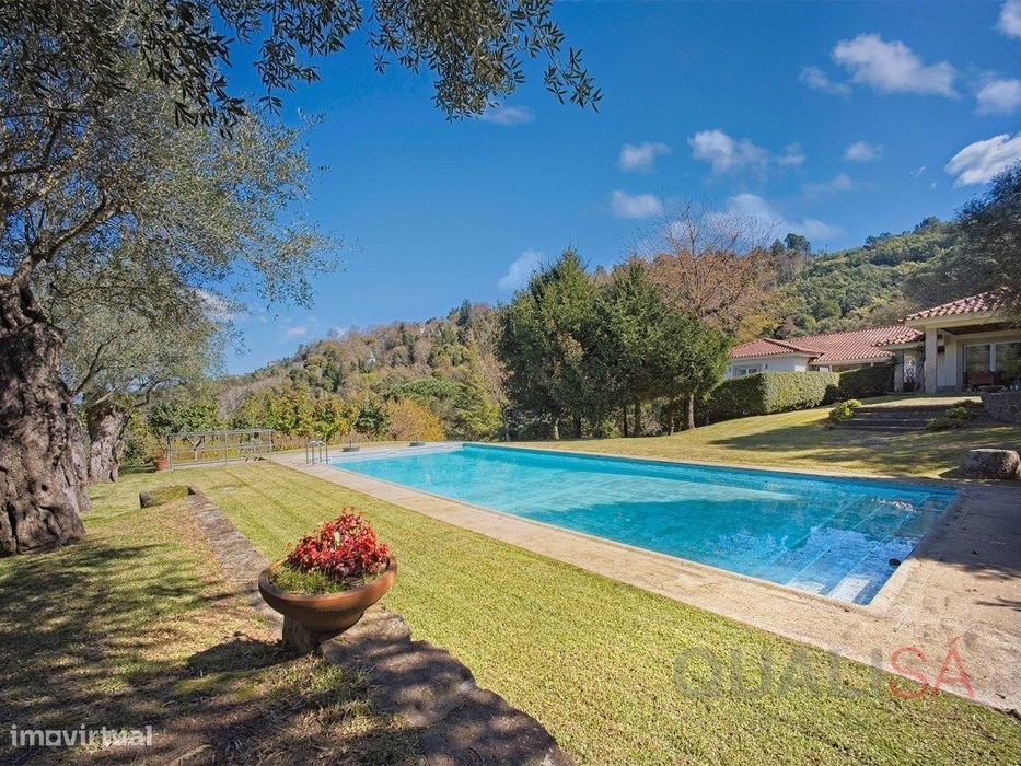 Moradia com piscina, jardim e bosque localizada na Encosta do Bom J...
