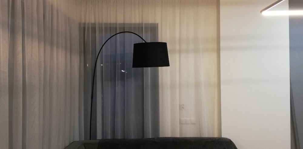 Lampa stojąca Constanza czarna elegancka do salonu