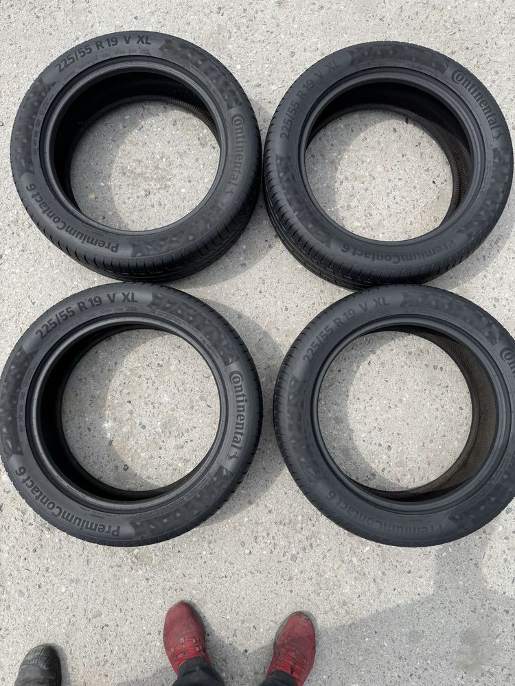 225/55R19  V XL Continental