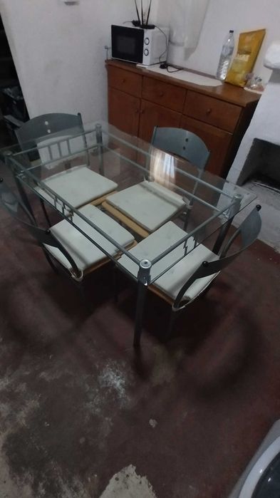 Mesa de cozinha com 4 cadeiras em bom estado