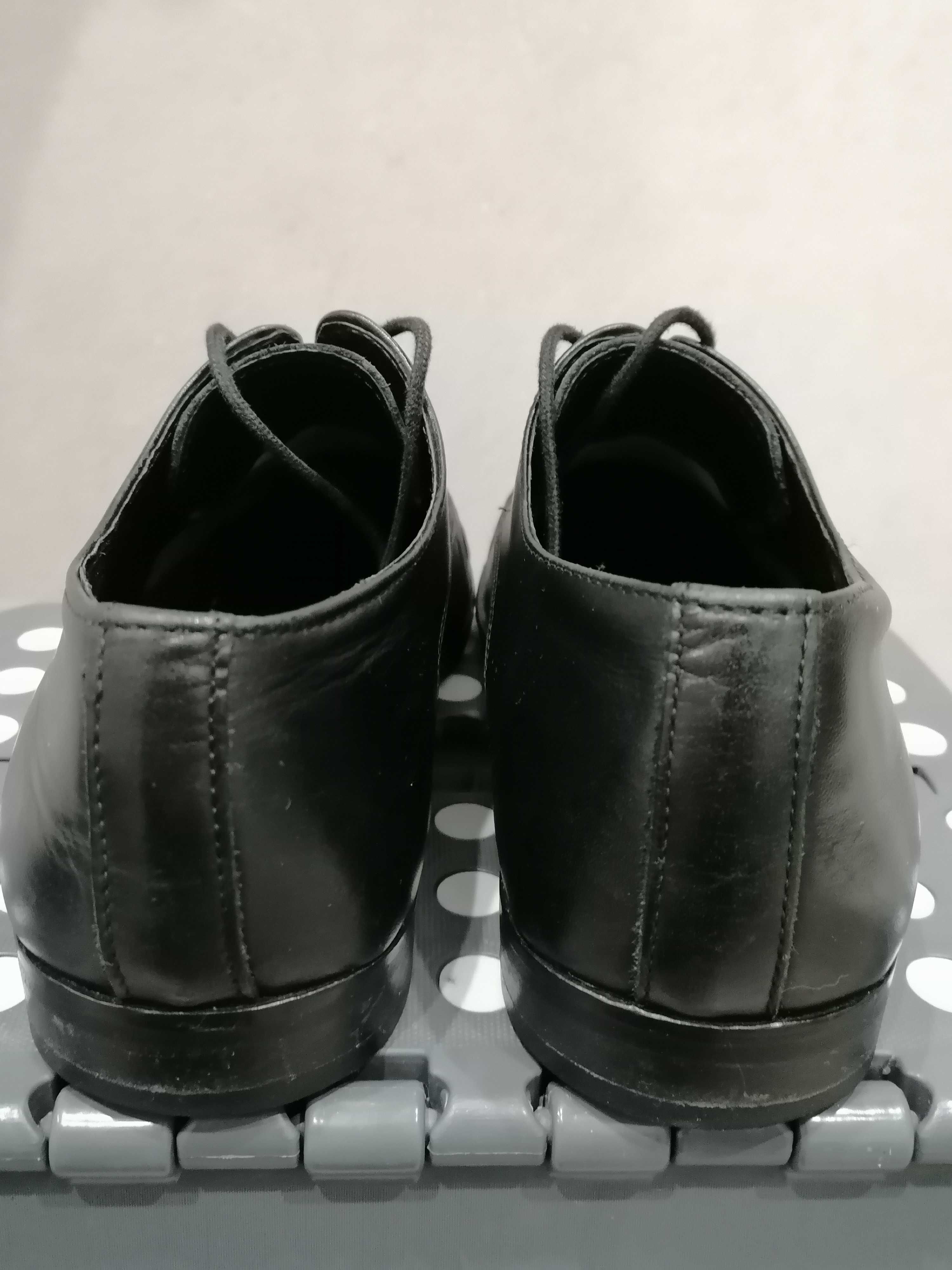 Sapatos elegantes em pele preta
