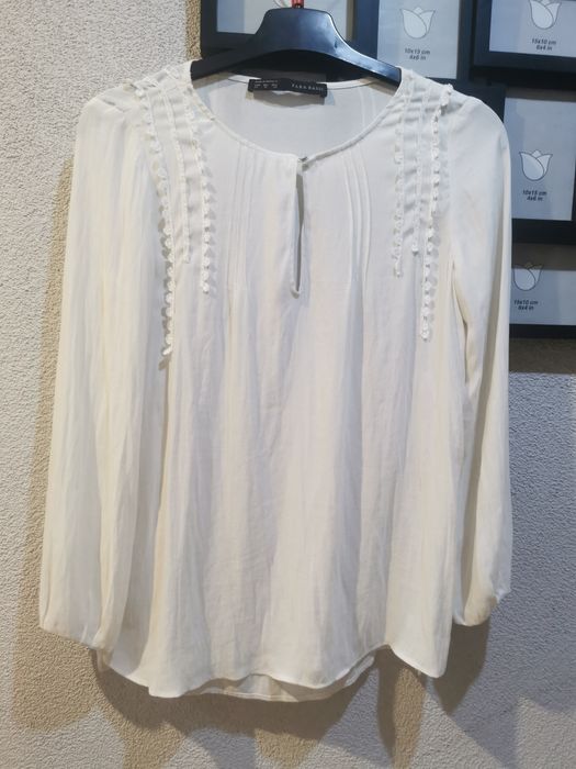 Damska bluzka biała oversize w bardzo dobrym stanie. Rozmiar XS S
Zara