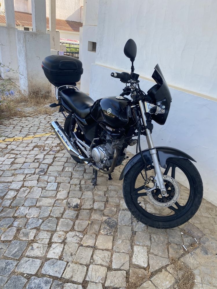 Mota Yamaha preta 125 cc de 2006, com 50000 Quilometros, trabalha bem