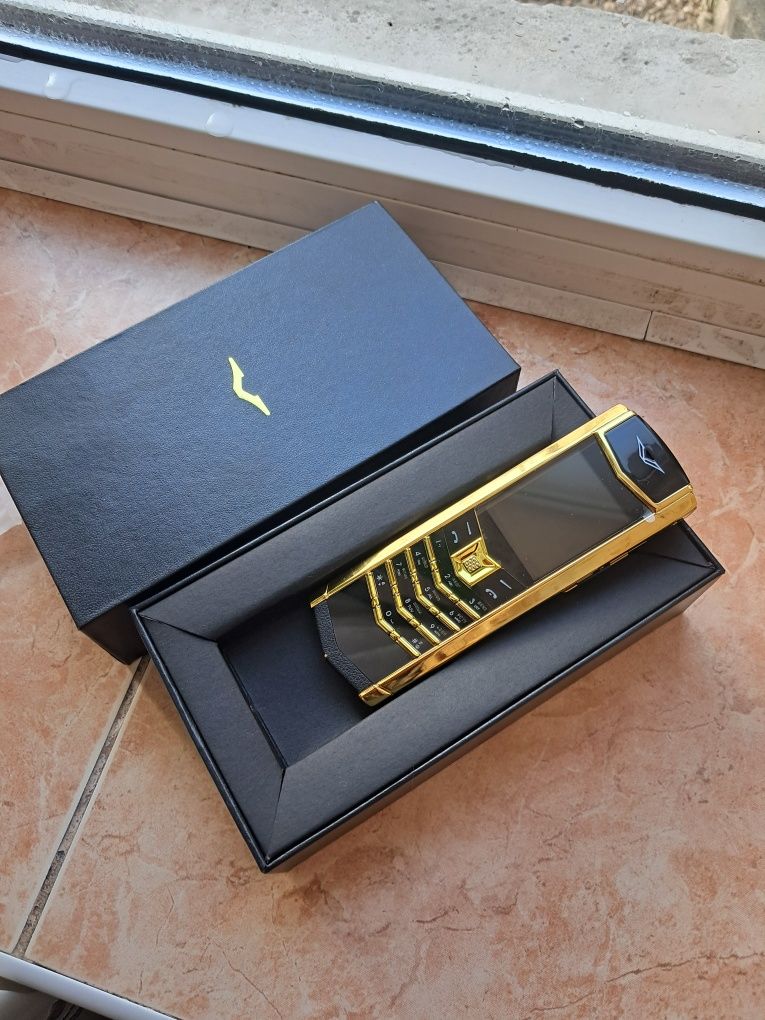 Новий телефон мобільний vertu Signature золотий з чорним