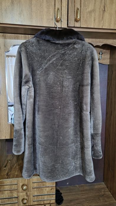 Жіноча шубка з мутона, з норкових воротником