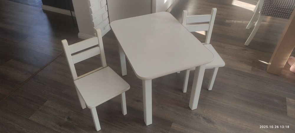 Stolik z krzesełeczkami