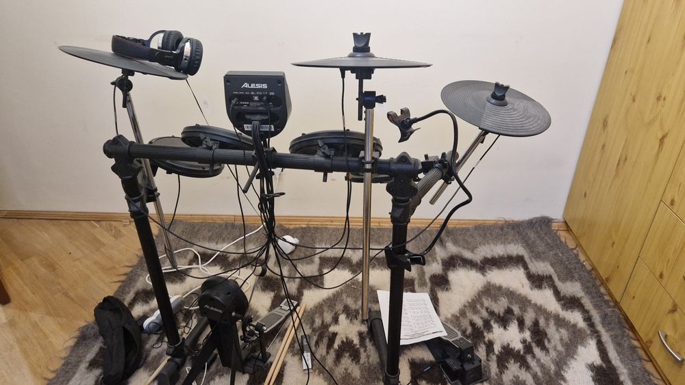 Барабанна установка Alesis dm6 drum module 
Розкажи про цю барабанну у