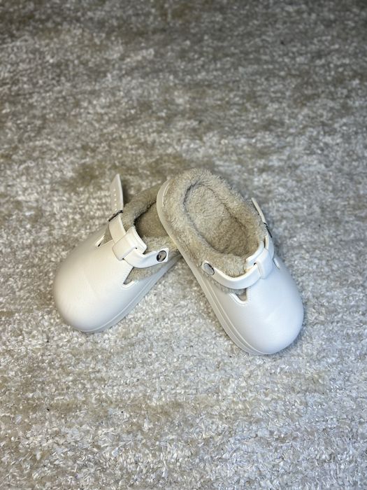 Pantufa Ugg forro de pelúcia.