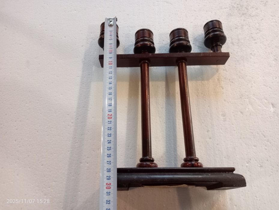 Stary świecznik z drewna