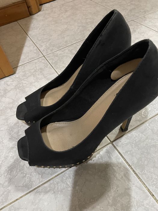 Sapatos preto e dourado