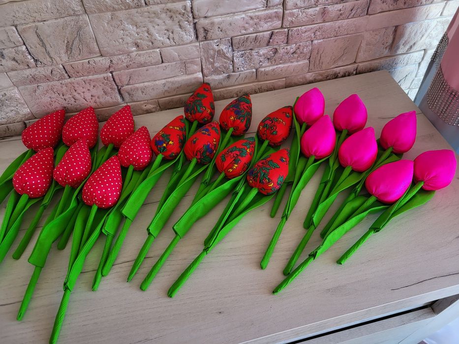 Kolorowe szyte tulipany