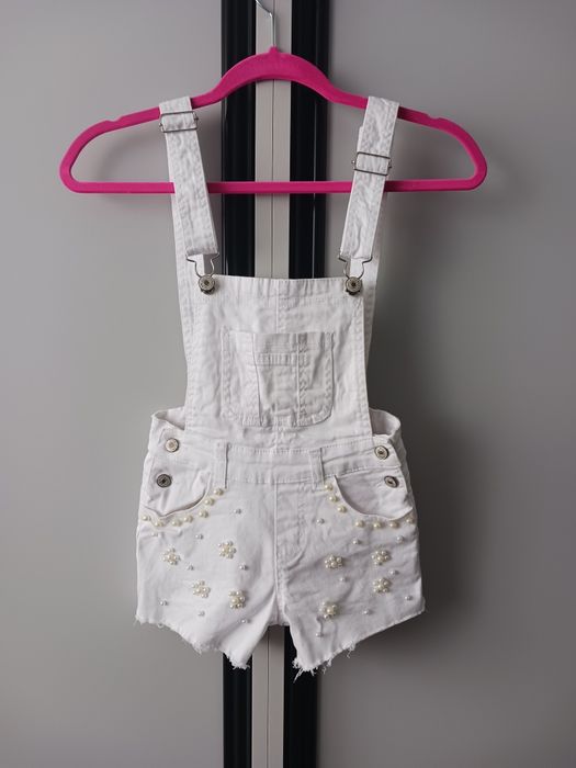 Białe spodenki na szelkach rozm. 122/128