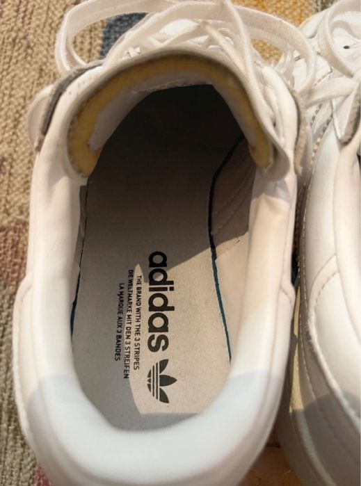 Sapatilha Adidas em pele