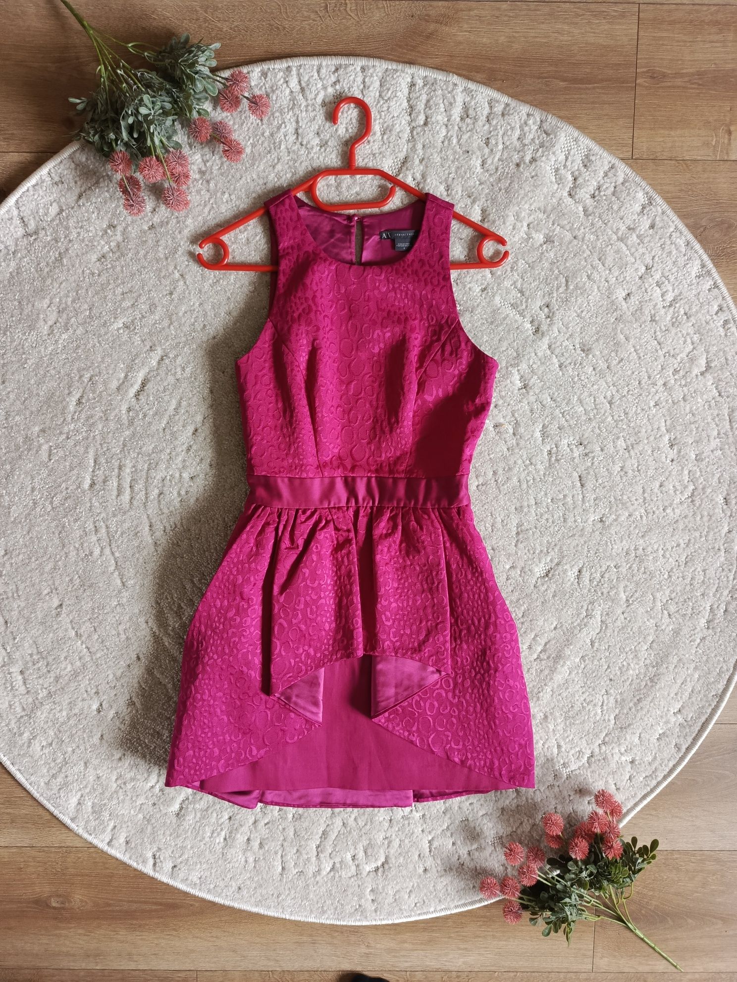 sukienka różowa Armani Exchange elegancka rozkloszowana strukturalna m