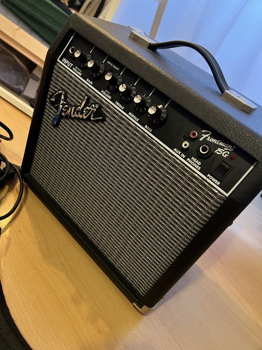 Guitarra + Amplificador Fender Stratocaster