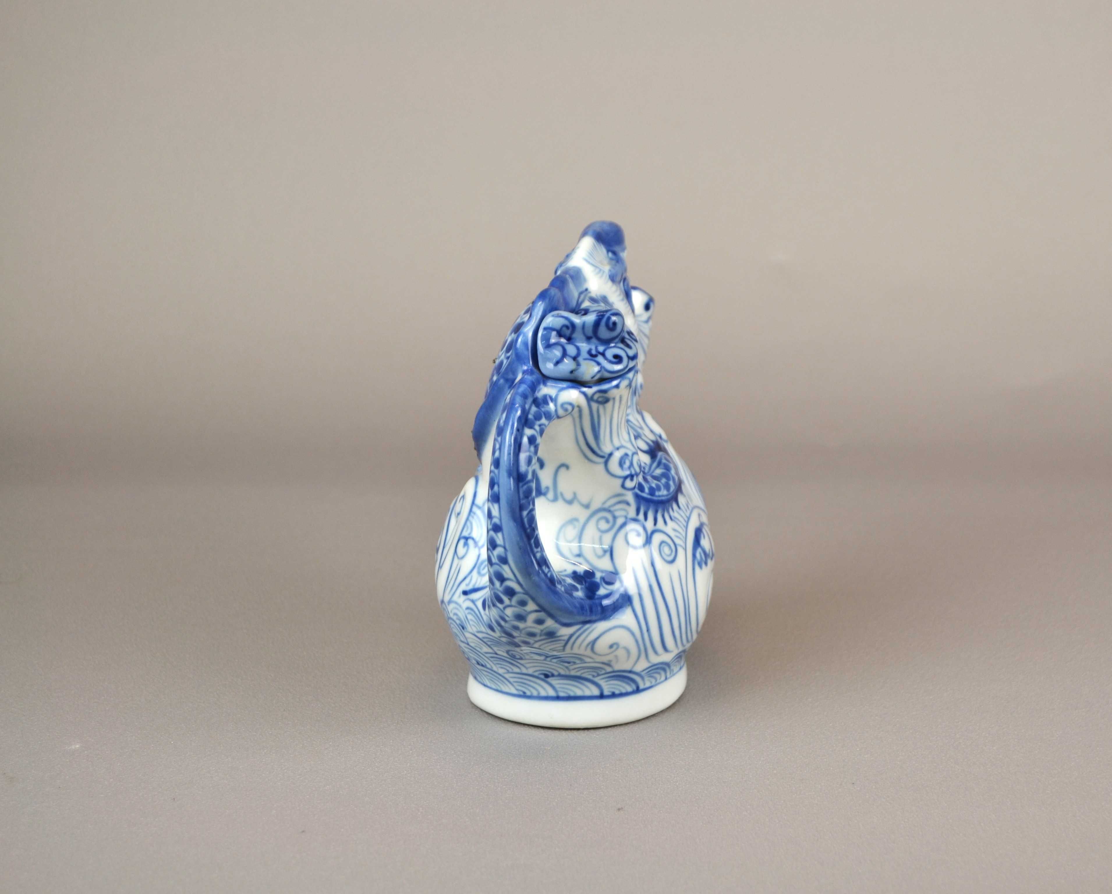 Porcelanowy dzbanek na herbatę malowany kobaltem w formie SMOKA  Chiny