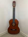 *Guitarra Clássica*
Marca: Stagg
Acessórios: 
* Bolsa; 
* Cordas (Stag