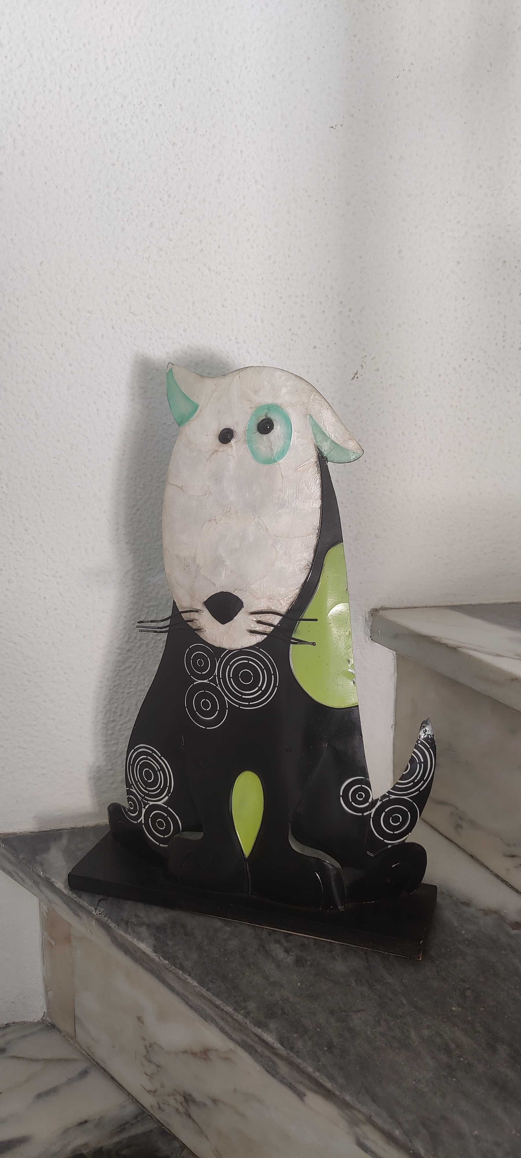 Bibelot decorativo cão de metal - branco, preto e verde