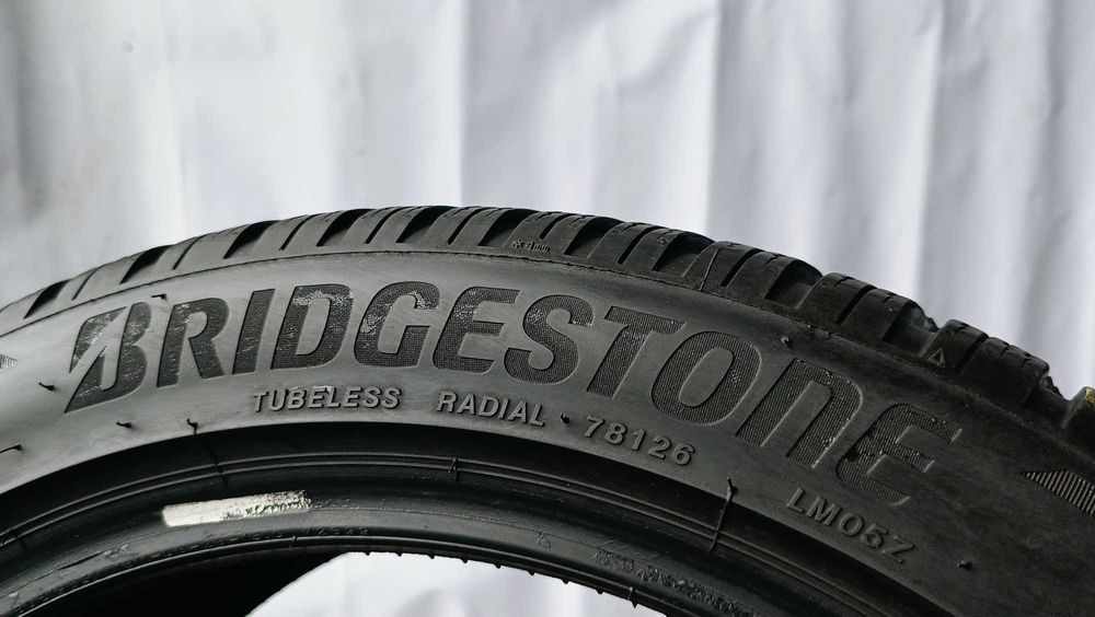 2X 235/45R18 98V Bridgestone blizzak LM005 77K