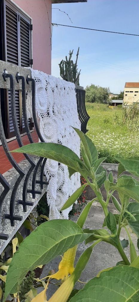 Vendo  colcha de renda  feita  à mão  ,quase nova mas fez agora 57 ano